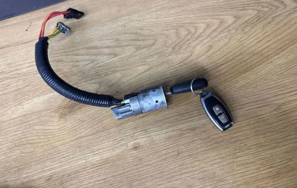 Opel Vivaro Ignition lock N0501029