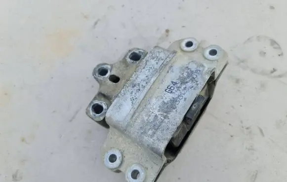 Volkswagen PASSAT B6 Engine mount bracket 3C0199555