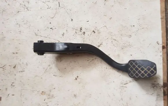 Volkswagen PASSAT B5 Brake pedal 8D1721140
