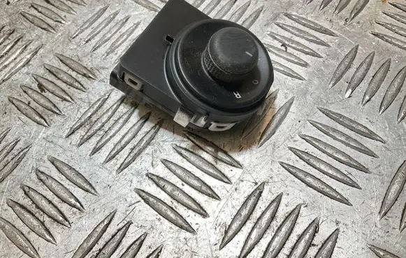 Wing mirror switch