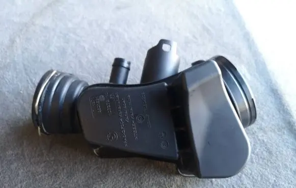 BMW 4 F32 F33 Intake resonator 8601681 70604239 10737810