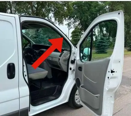 Opel Vivaro Front door rubber seal 