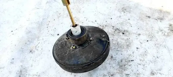 Volkswagen PASSAT B3 Brake booster 357612105D