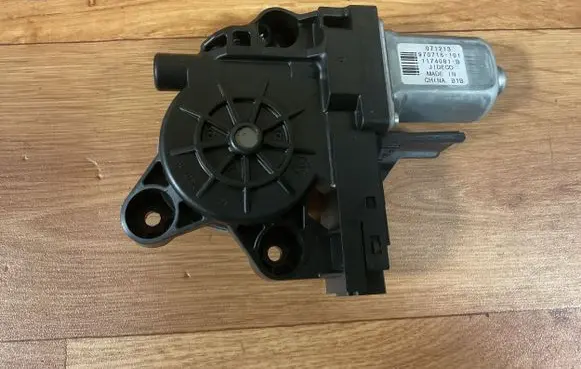 Volvo V70 Rear door window regulator motor 1174081B 071213 970716101