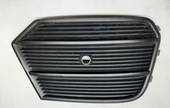 Audi Q3 8U Front bumper lower grill 8U0807682Q