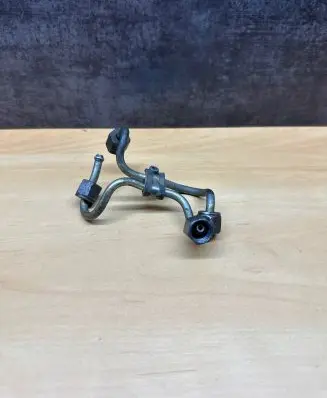 BMW 5 E60 E61 Fuel injector supply line/pipe 