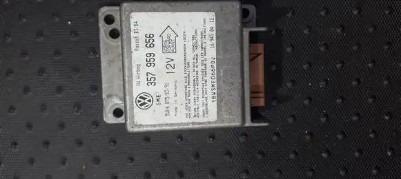 Volkswagen PASSAT B4 Airbag control unit/module 357959656 5WK40758391