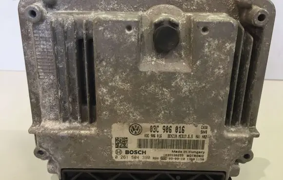Volkswagen Golf VI Engine control unit/module 03C906016 0261S04390