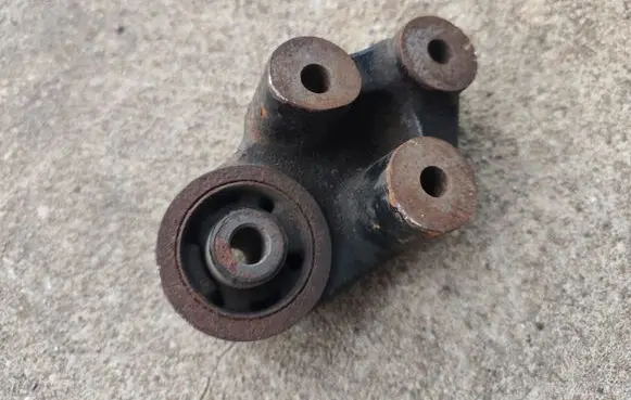 Jeep Cherokee III KJ Engine mount bracket