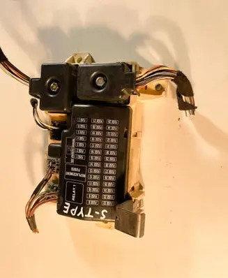 Jaguar S-Type Fuse module 6R8T14A067AA