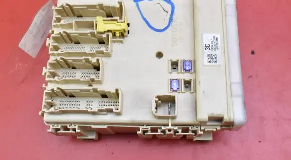 Toyota Auris E180 Fuse box set 89221-02480