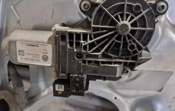 Volkswagen Transporter - Caravelle T5 Front door window regulator motor 7E0959801B