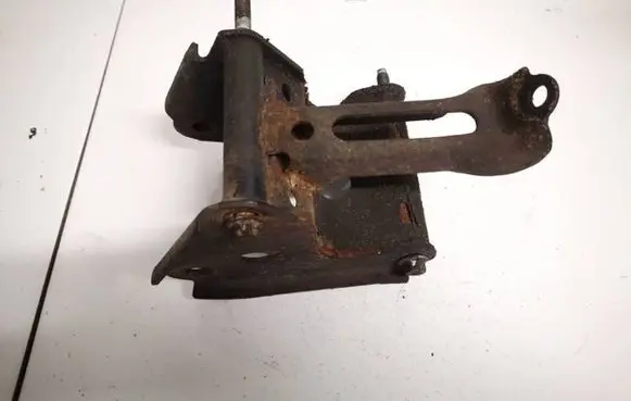 Nissan Primera Engine mounting bracket
