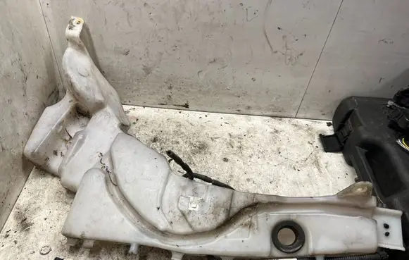 Ford Focus Windshield washer fluid reservoir/tank 6M5TF221050