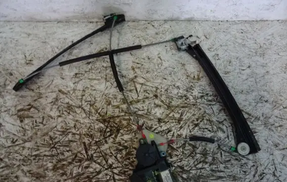 Volkswagen Polo IV 9N3 Front door window regulator with motor 6Q2959801A