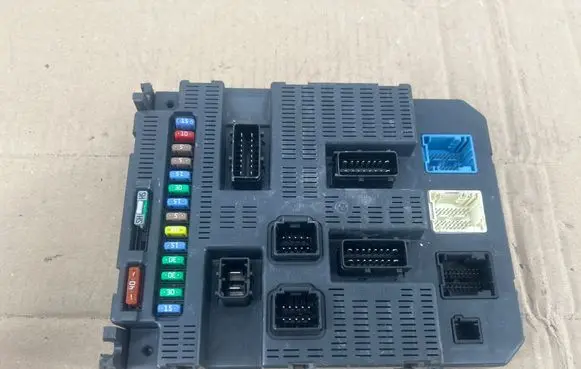 Peugeot 3008 I Fuse module 9663798180 1968241010807