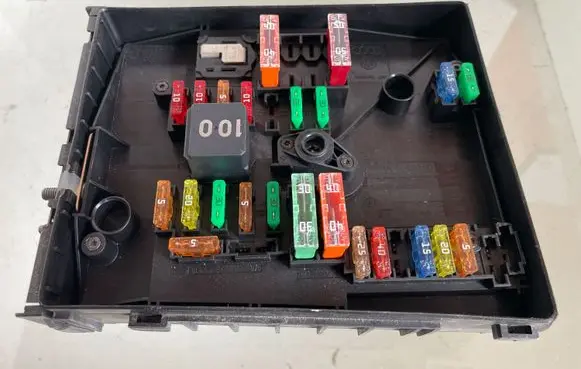 Volkswagen Touran II Fuse box set 1K0937125D 017183073