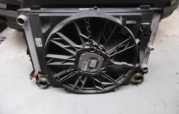 BMW 5 E60 E61 Intercooler radiator 7795823 F6438000