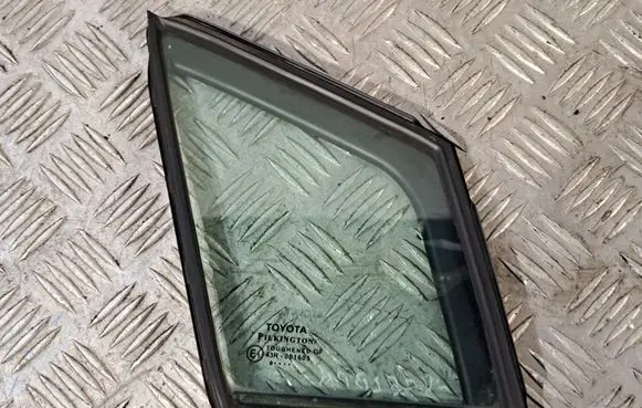 Toyota Avensis T270 Front door vent window glass four-door 6812505010 6821505010