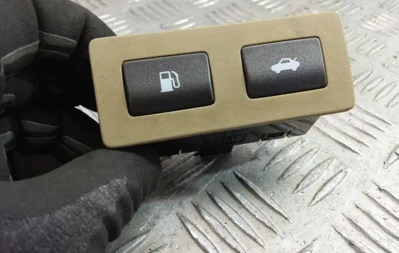 Lexus LS 460 - 600H Fuel tank opening switch 15C041