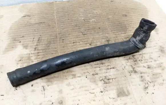 Volkswagen PASSAT B5.5 Engine coolant pipe/hose