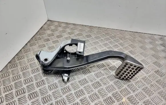 Mercedes-Benz E W212 Brake pedal A2042902001 PP204290056 1008001013