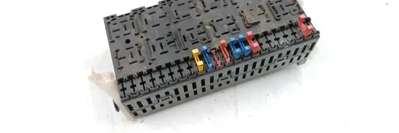 Volkswagen PASSAT B5 Fuse box set 357937039