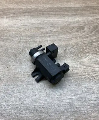 BMW 5 E39 Turbo solenoid valve 2247906 72279600