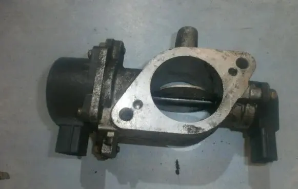 Toyota Hilux (N80, N90, N100, N110) Throttle valve E06