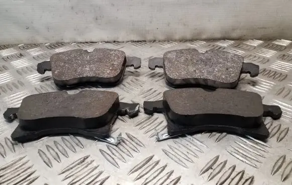 Volvo V70 Brake pads (front) 