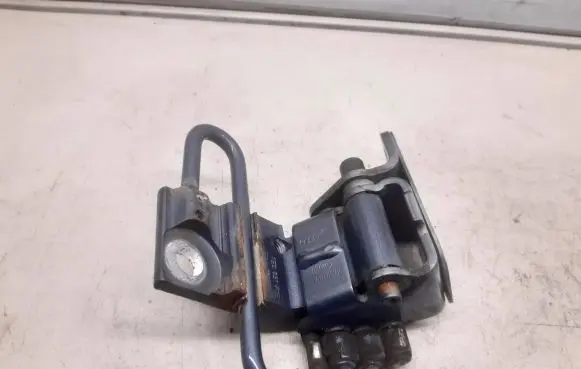 Audi A6 S6 C6 4F Front door lower hinge 8E0831411E