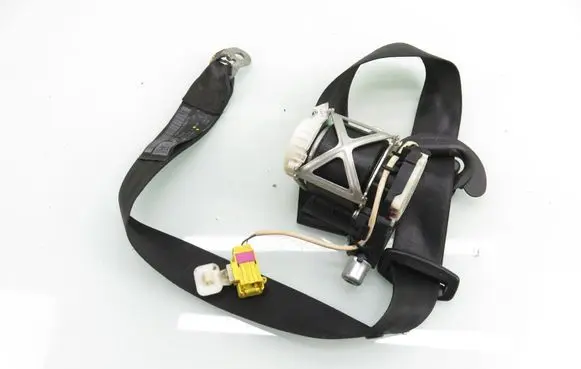 Volkswagen PASSAT B6 Front seatbelt 33046823 3C1857705F
