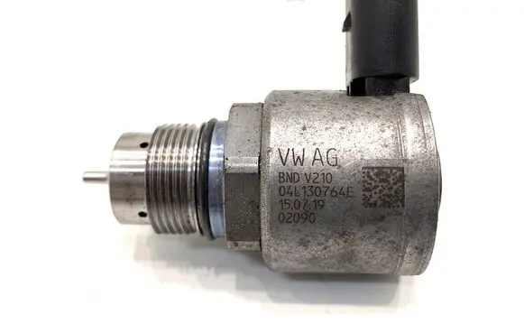 Volkswagen PASSAT B8 Fuel pressure regulator 04L130764E