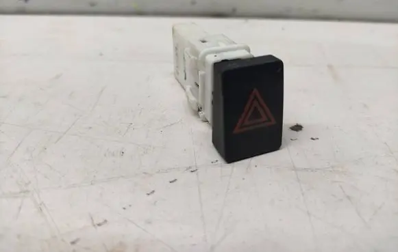 Nissan Qashqai Hazard light switch 25290