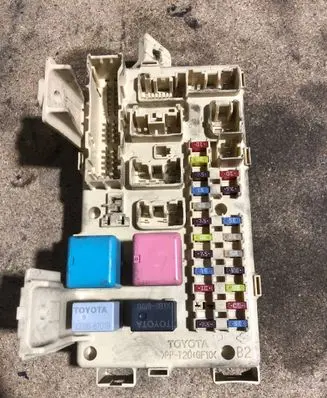 Toyota Avensis T250 Fuse module 8264105020A 1000002674 08012120245001
