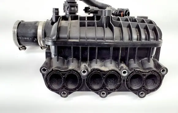 Ford Fiesta Intake manifold 1047092S01 CM5G6K017BA