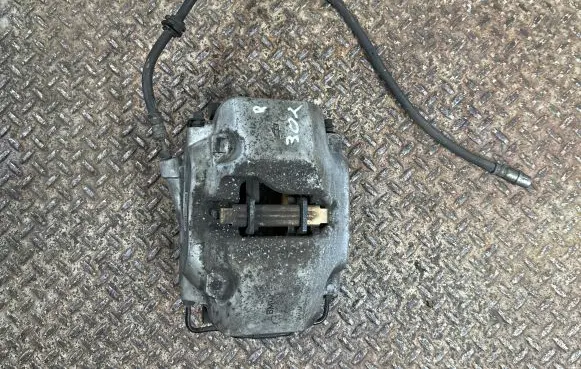 BMW 5 G30 G31 Front brake caliper 6883736