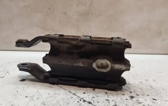 Volvo S80 Engine mount bracket 31262935