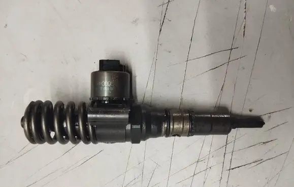 Volkswagen Touran I Fuel injector 03G130073G