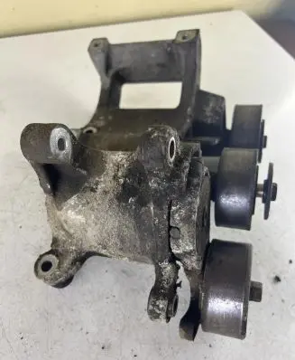 Toyota Land Cruiser (J120) Generator/alternator belt tensioner
