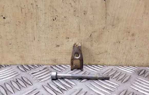 Mercedes-Benz ML W164 Fuel Injector clamp holder