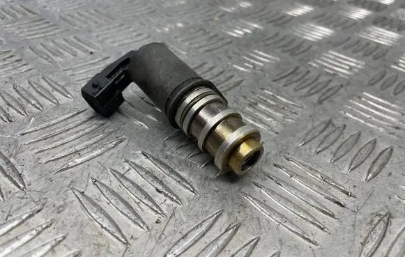 BMW 3 E90 E91 Camshaft vanos timing valve 7561264