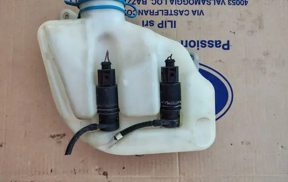 Windshield washer fluid reservoir/tank
