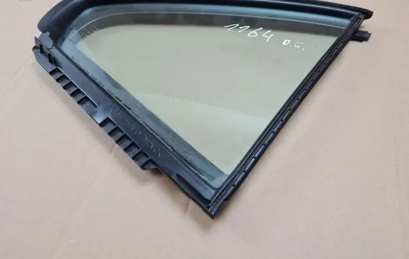 Suzuki Kizashi Rear vent window glass R8466557L0 8466557L0