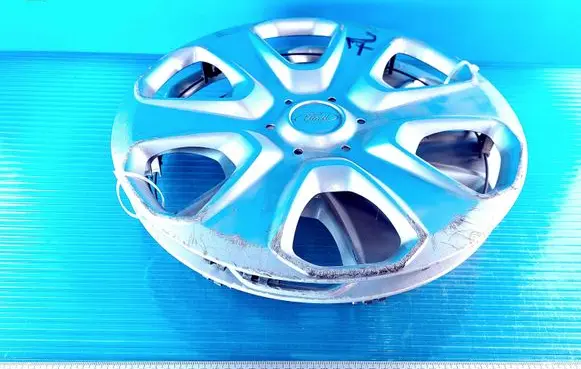 Ford Fiesta R15 wheel hub/cap/trim 8V211130H