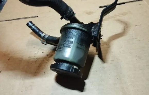 Toyota Avensis T250 Power steering fluid tank/reservoir