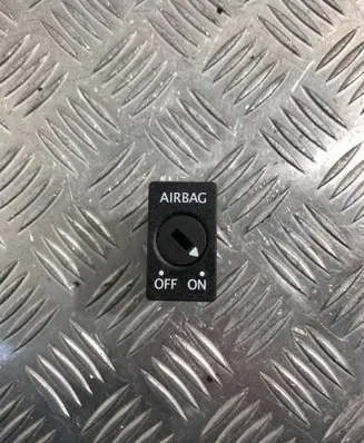 Passenger airbag on/off switch