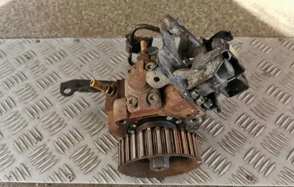 Ford Focus C-MAX Fuel injection high pressure pump 9683703780A