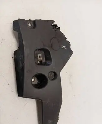 Front bumper mounting bracket