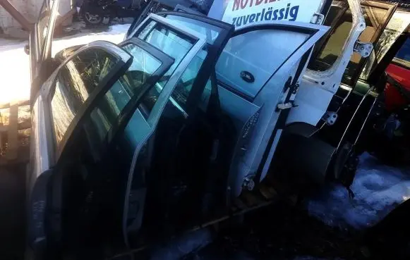 Skoda Octavia Mk1 (1U) Front door sidabrines